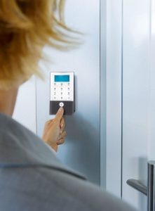 Elektronischer Haustürschlüssel, Funkverbindung, sichere Funkverbindung, Smartphone, Zutritt, Eintritt, App, Bluetooth